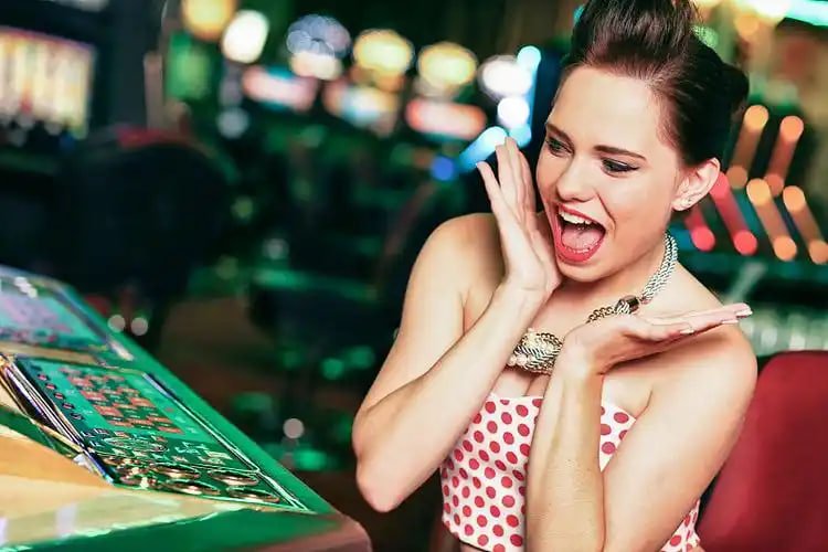 Giao diện casino trực tuyến 79kibg với trò chơi bài và slot hấp dẫn
